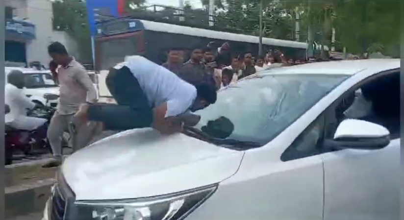 ధర్మవరం సబ్ జైలు వద్ద కేతిరెడ్డిని అడ్డుకున్న టిడిపి కార్యకర్తలు. తోపుసులాట జరుగగా, కారు తో దూసుకెళ్లిన మాజీ ఎమ్మెల్యే డ్రైవర్.